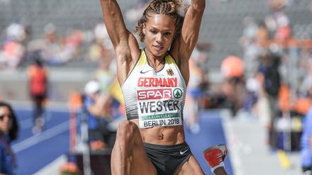 Springt zur Hilfe. Alexandra Wester sammelt Sportschuhe für Projekte in Gambia.