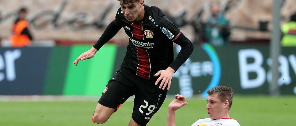Abgegrätscht: Kai Havertz' Doppelpack reicht für Leverkusen nicht zu Punkten gegen Willi Orbans Leipzig (rechts).