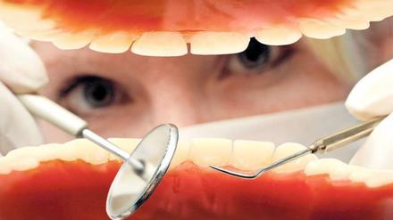 Organisierte Dentisten. Einzelne Mitglieder der Kassenzahnärztlichen Vereinigung Berlin kritisieren ihren Vorstand.