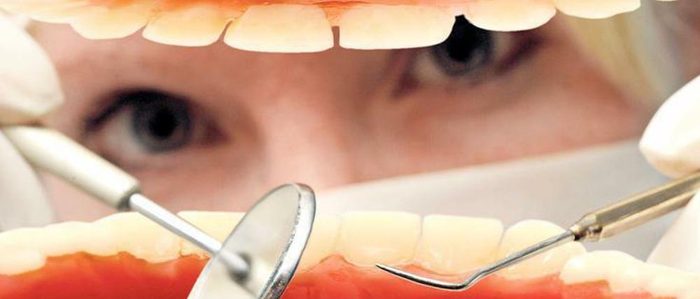 Organisierte Dentisten. Einzelne Mitglieder der Kassenzahnärztlichen Vereinigung Berlin kritisieren ihren Vorstand.