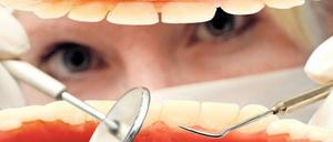 Organisierte Dentisten. Einzelne Mitglieder der Kassenzahnärztlichen Vereinigung Berlin kritisieren ihren Vorstand.