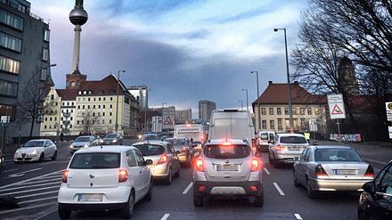 Stau an der Mühlendammbrücke in Berlin