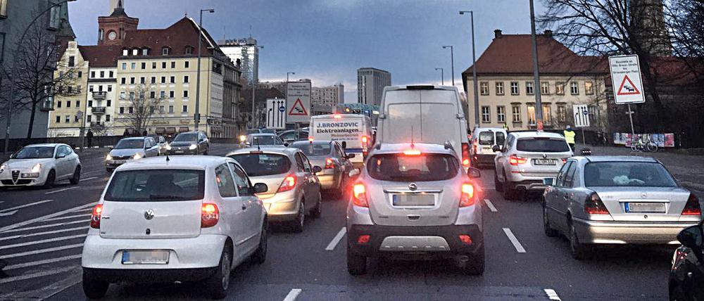 Stau an der Mühlendammbrücke in Berlin