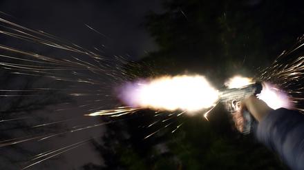 Längst neben Böllern und Raketen Teil von Silvesternächten: Feuerwerk, das mit einer Gaspistole abgeschossen wird.