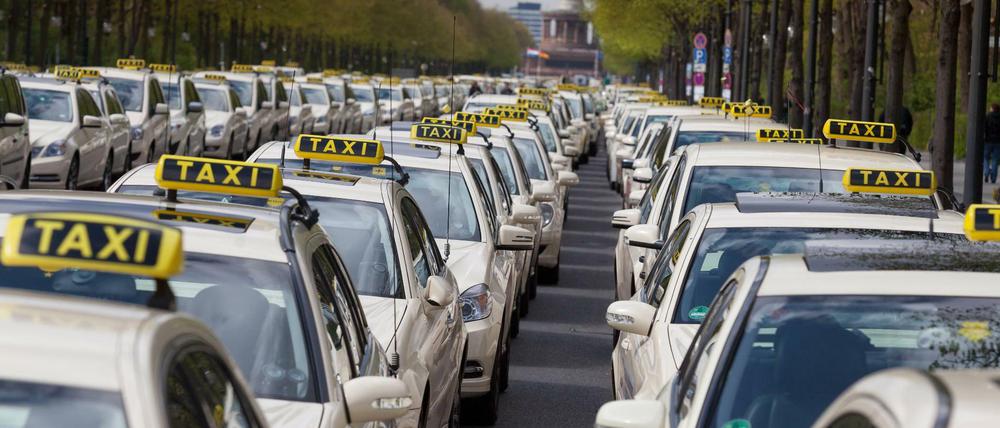 Eine Protest-Sternfahrt der Berliner Taxen gab es schon 2015.