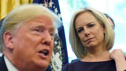 Die scheidende US-Heimatministerin Nielsen neben ihrem Chef Donald Trump (Archivbild vom 16. November 2018)