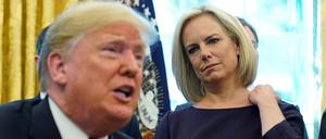 Die scheidende US-Heimatministerin Nielsen neben ihrem Chef Donald Trump (Archivbild vom 16. November 2018)