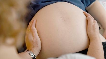 Bluttests können schon im ersten Trimester der Schwangerschaft anzeigen, ob das Ungeborene eine Trisomie hat. 