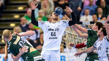 Kiels Hendrik Pekeler (M), fängt einen Ball mit der Nase ab.