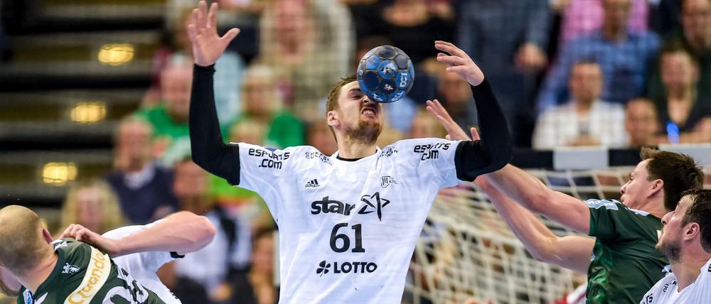 Kiels Hendrik Pekeler (M), fängt einen Ball mit der Nase ab.