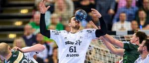 Kiels Hendrik Pekeler (M), fängt einen Ball mit der Nase ab.
