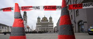 In Augsburg musste das Rathaus nach einer Bombendrohung evakuiert werden. 