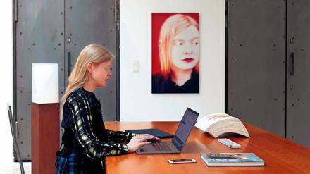Sasa Hanten-Schmidt in ihrem Kölner Büro. Die Fotoarbeit stammt von Matthias Baus, die Skulpturen von Angela Glajcar.