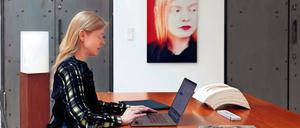 Sasa Hanten-Schmidt in ihrem Kölner Büro. Die Fotoarbeit stammt von Matthias Baus, die Skulpturen von Angela Glajcar.