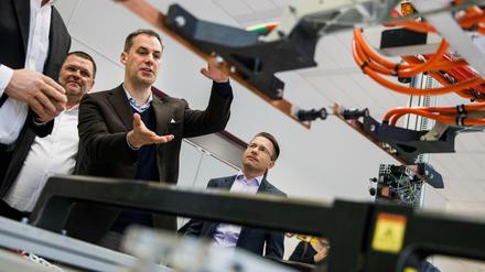 Cedrik Neike (M), Mitglied des Vorstands der Siemens AG, steht hinter einen Versuchsaufbau in einem Labor der Siemens AG im Technologiepark Adlershof. 