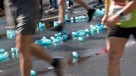 Überall sind weggeworfene Plastikbecher auf dem Asphalt zu sehen.