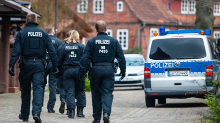 Polizisten sind bei einer Razzia wegen des Verdachts des banden- und gewerbsmäßigen Betrugs im Einsatz.