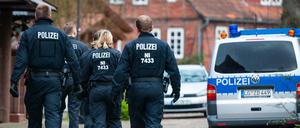 Polizisten sind bei einer Razzia wegen des Verdachts des banden- und gewerbsmäßigen Betrugs im Einsatz.