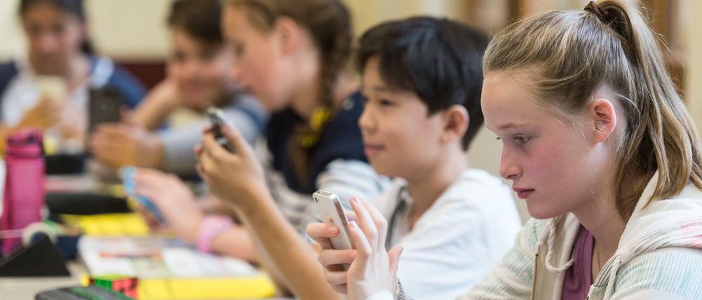 Gute Schule. In Berlin soll es an jeder Schule mindestens eine Kontaktperson für LGBTIQ-Anliegen geben. So hat es das Abgeordnetenhaus im Jahr 2010 beschlossen. Das Foto ist ein Symbolfoto zum Thema Schule.