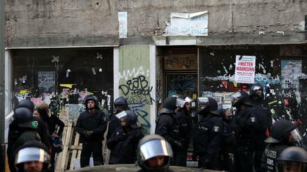 Nach der Räumung sichern Polizisten das Geschäft in der Wrangelstraße.