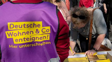 Beim bundesweiten Protesttag gegen steigende Mieten unterschreibt eine Frau für das Volksbegehren.