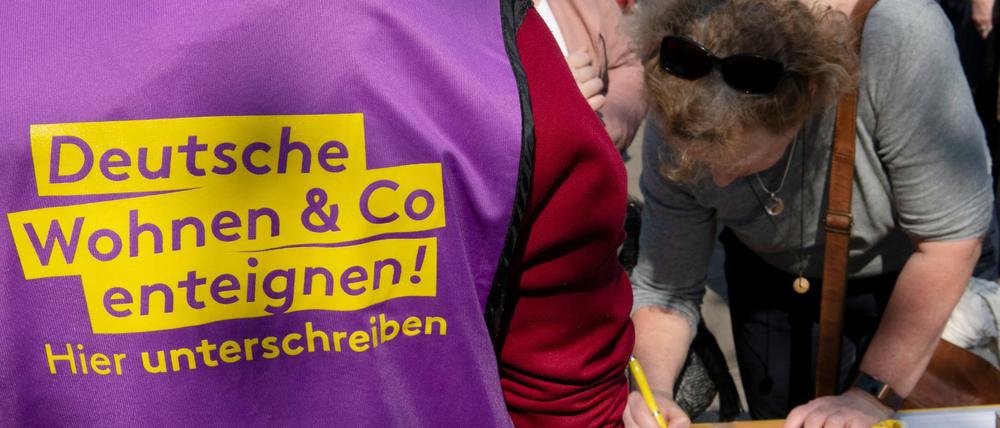 Beim bundesweiten Protesttag gegen steigende Mieten unterschreibt eine Frau für das Volksbegehren.