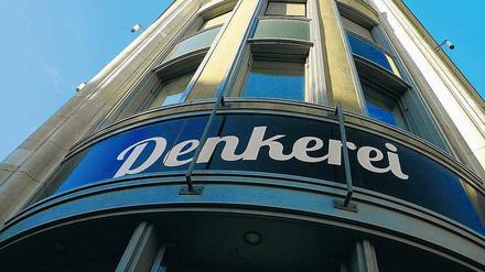 Von der Damenmantelfabrik zum Ideenort. Die Fassade der Denkerei am Oranienplatz.