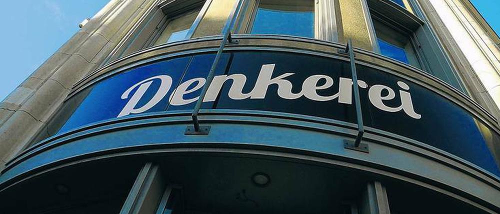 Von der Damenmantelfabrik zum Ideenort. Die Fassade der Denkerei am Oranienplatz.