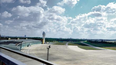 Blick vom Dach des denkmalgeschützten Flughafengebäudes in Tempelhof auf das riesige Feld, die "Tempelhofer Freiheit". Immer wieder wird eine teilweise Bebauung diskutiert. 