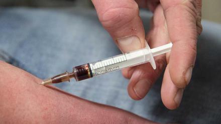 Ein Mann spritzt sich Heroin in einem Druckraum in Hessen. Heroin gilt als eine der gefährlichsten Drogen.