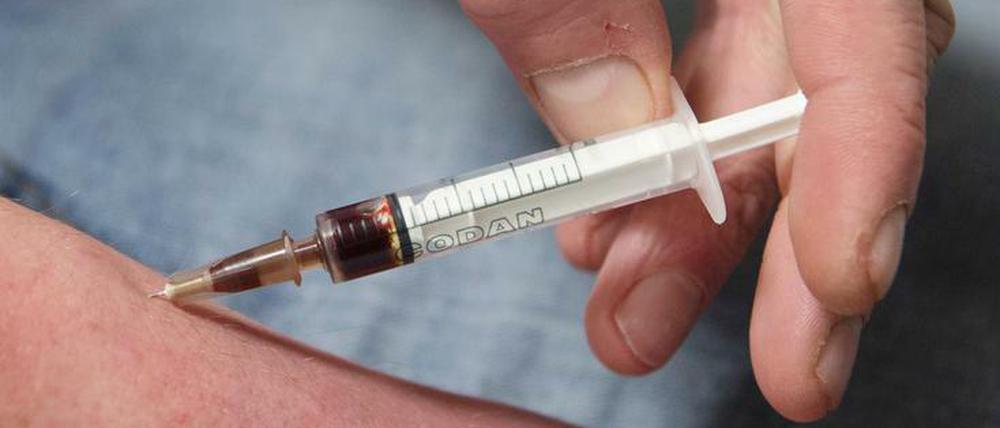 Ein Mann spritzt sich Heroin in einem Druckraum in Hessen. Heroin gilt als eine der gefährlichsten Drogen.