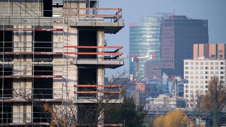Ein Baugerüst steht an einem Rohbau von Neubau-Wohnungen in Schöneberg. (Archiv)