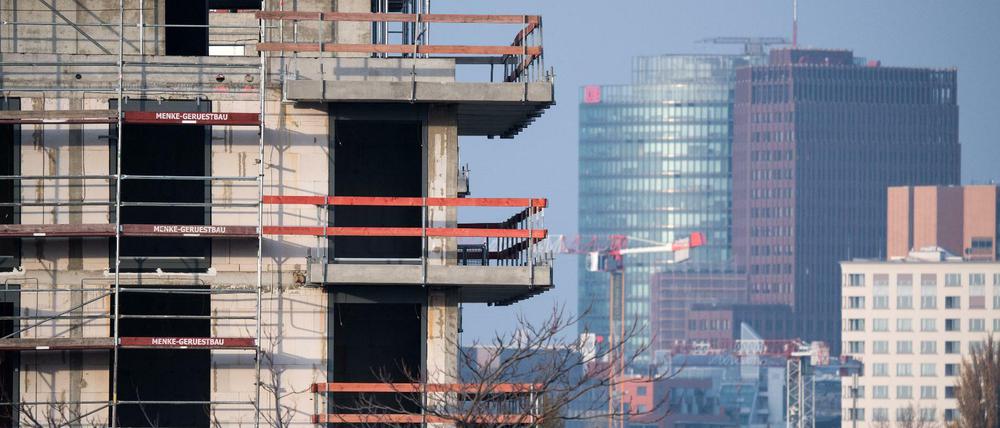 Ein Baugerüst steht an einem Rohbau von Neubau-Wohnungen in Schöneberg. (Archiv)