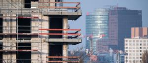 Ein Baugerüst steht an einem Rohbau von Neubau-Wohnungen in Schöneberg. (Archiv)