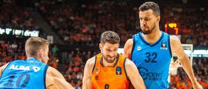 Oft auch zu zweit zu spät. Alba (rechts Johannes Thiemann, links Tim Schneider) verlor das erste Spiel der Finalserie gegen Valencia (Antoine Diot). 