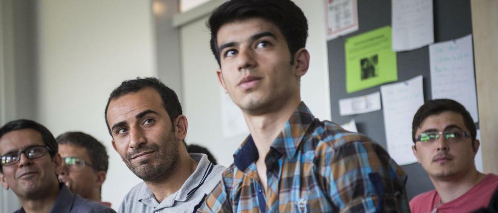 Flüchtlinge nehmen an einem Kurs an der Freien Universitaet in Berlin teil.