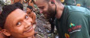 Ein Expeditionsmitglied untersucht einen Mann der Korubo.