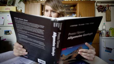 Unter Druck. Oftmals verzichten Prüfungskandidatinnen und -kandidaten (Symbolbild) in der heißen Phase der Vorbereitung auf Sport und soziale Kontakte. Ein Fehler, sagt Mareike Oevermann, Psychologin in der Psychologischen Beratungsstelle der TU Berlin. 