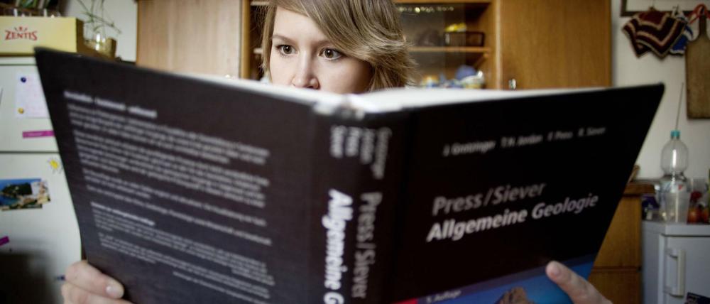 Unter Druck. Oftmals verzichten Prüfungskandidatinnen und -kandidaten (Symbolbild) in der heißen Phase der Vorbereitung auf Sport und soziale Kontakte. Ein Fehler, sagt Mareike Oevermann, Psychologin in der Psychologischen Beratungsstelle der TU Berlin.
