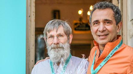 Hamid Djadda (rechts) übergibt den ersten Mietvertrag an Glaser Hans-Jürgen Arnsmann.
