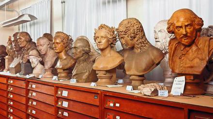 Gipsplastiken im Depot der Berliner Akademie der Künste.
