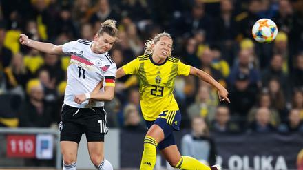 Durchsetzungsstark. Deutschlands neue Spielführerin Alexandra Popp im Kopfballduell.