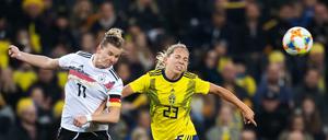 Durchsetzungsstark. Deutschlands neue Spielführerin Alexandra Popp im Kopfballduell.