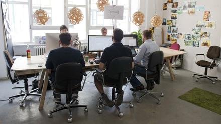 Gründer nutzen gemietete Arbeitsplätze in Berlin. 