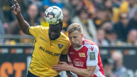Augen zu und hoch? Dynamos Erich Berko (l.) gegen Unions Marvin Friedrich, der mit seinem Klub um den Aufstieg spielt.