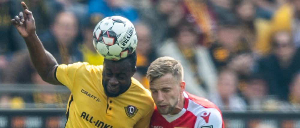 Augen zu und hoch? Dynamos Erich Berko (l.) gegen Unions Marvin Friedrich, der mit seinem Klub um den Aufstieg spielt.