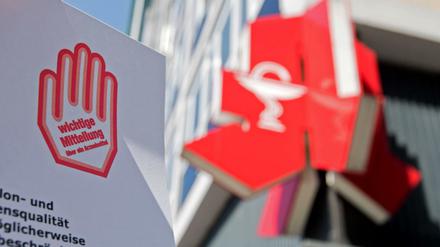 Per sogenanntem "Rote-Hand-Brief" informiert das Bundesinstitut für Arzneimittel und Medizinprodukte (BfArM) am Montag über die neu erkannten Arzneimittelrisiken bei Chinolon- und Fluorchinolon-Antibiotika. 