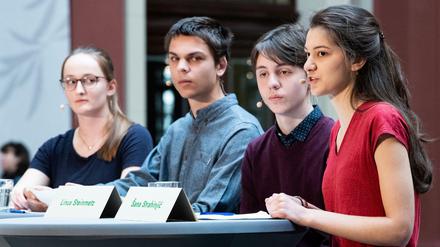 Die Klima-Aktivisten Svenja Kannt (l-r), Sebastian Grieme, Linus Steinmetz und Sana Strahinjic.