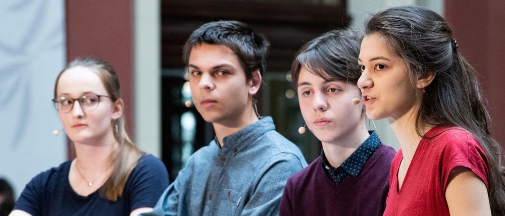 Die Klima-Aktivisten Svenja Kannt (l-r), Sebastian Grieme, Linus Steinmetz und Sana Strahinjic.
