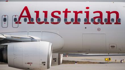 Eine Passagiermaschine der Fluggesellschaft Austrian Airlines rollt am Frankfurter Flughafen zur Startbahn. (Symbolbild)